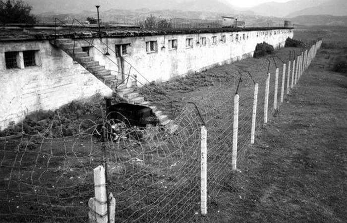 “Enver Hoxha pozonte pa turp në një bar të Parisit, në pritje të ndonjë plake të pasur”