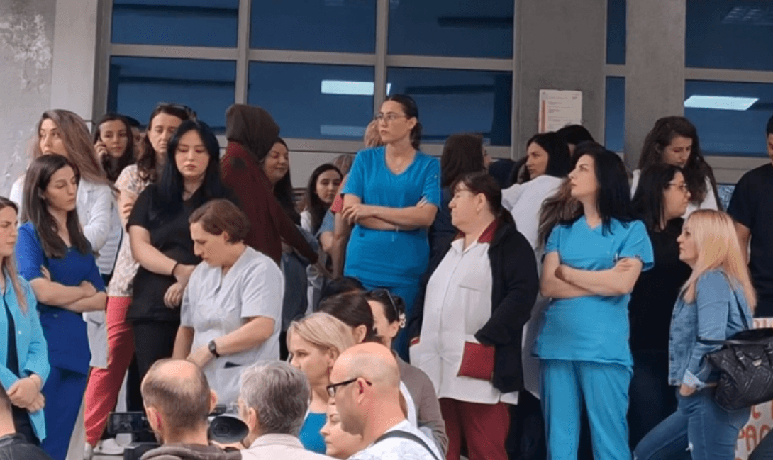 Infermieret dhe personeli teknik sërish në protesta në Spitalin e Tetovës, thonë se tre muaj nuk kanë marrë paga