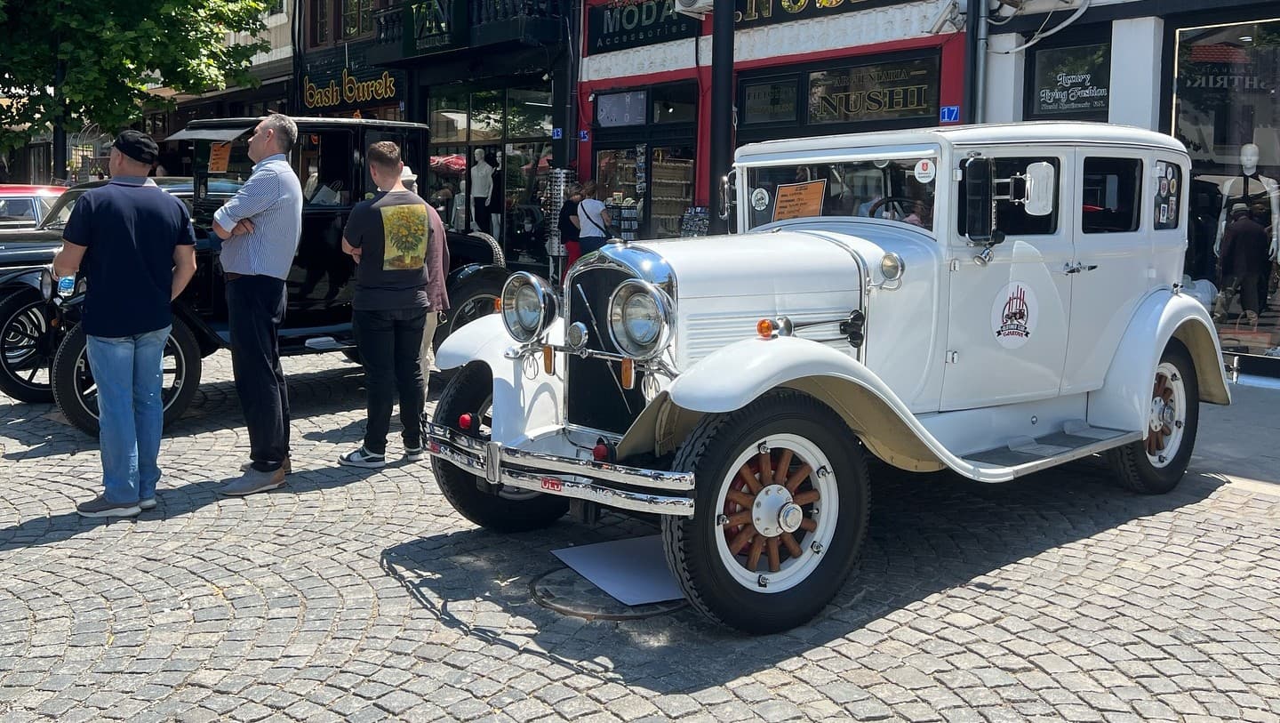 Veturat klasike sjellin histori dhe pasion në “Oldtimer Fest 2025” në Prizren