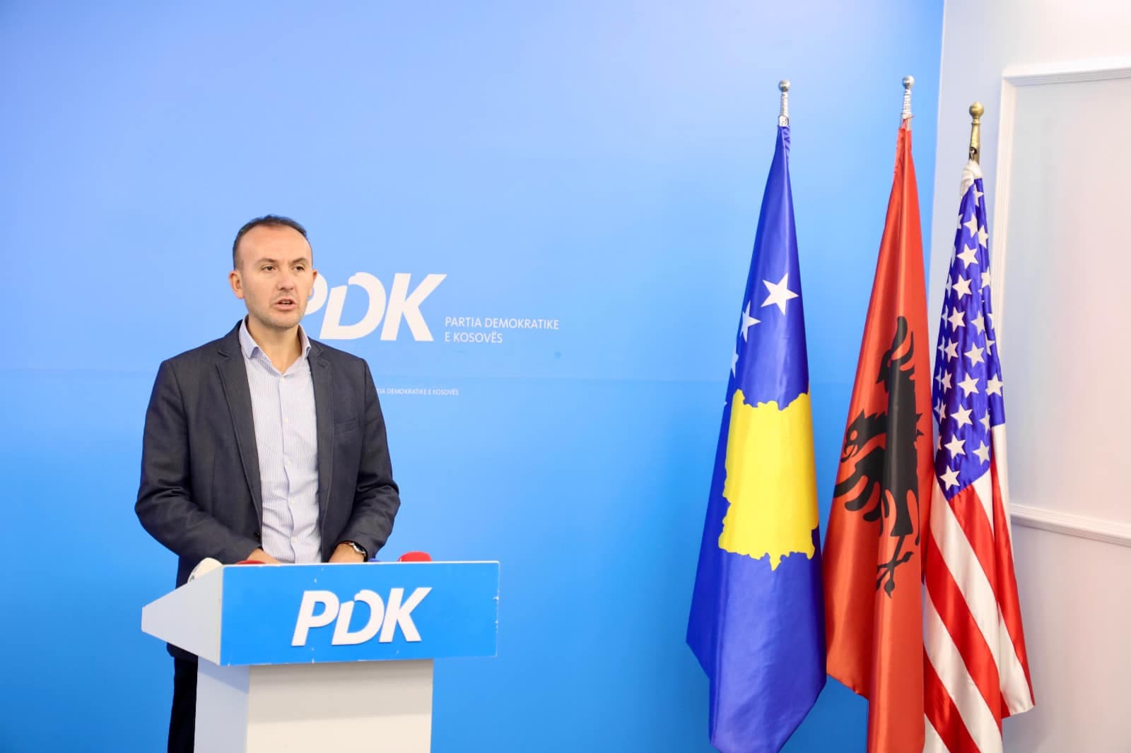 “Manipualtiv dhe hipokrit”, Mustafa i PDK-së i ashpër me Muratin për pretendimet e “rritjes hisorike mesatare të pagave në sektorin privat”