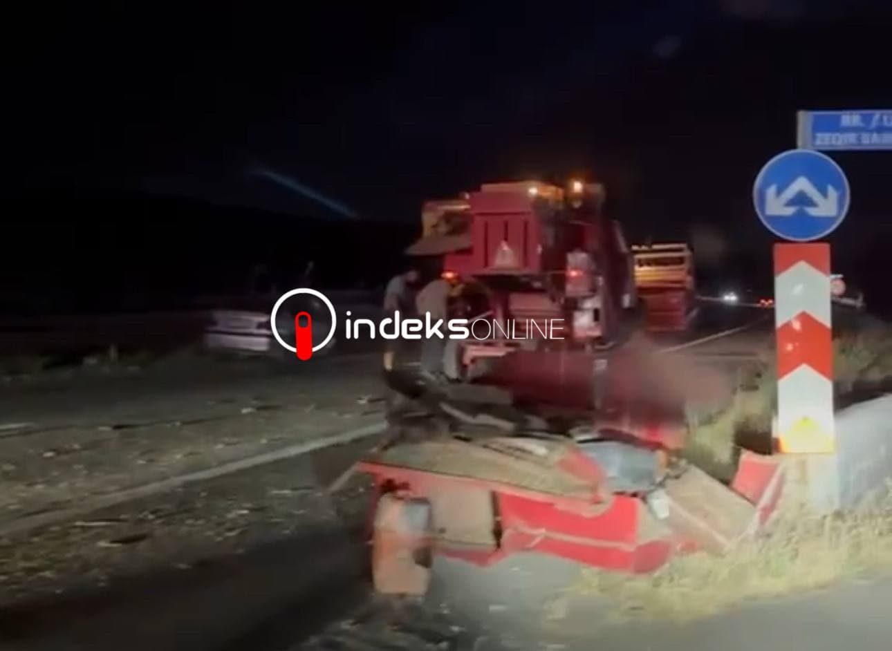 Aksident i rëndë mes një autokombajne dhe një veture në rrugën Prishtinë- Pejë