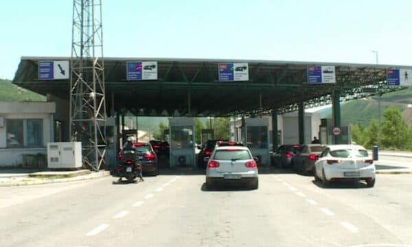 Hapet kufiri në PKK Hani i Elezit për automjete, por mbetet i mbyllur për mallra