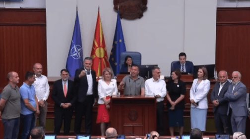 “Jeni bërë papagall, organ parapolitik për shkurtimin e të drejtave të shqiptarëve” – deputetët e Frontit të revoltuar, “bllokojnë” foltoren e Kuvendit