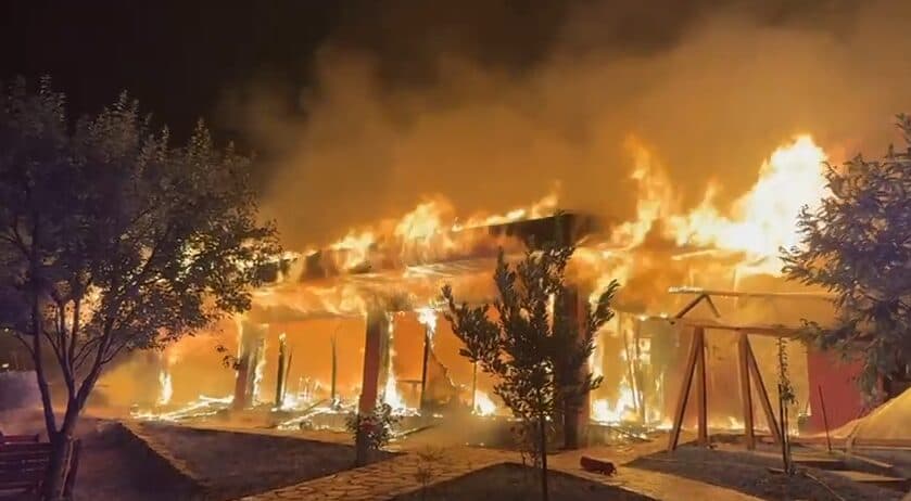 Shkrumbohet nga flakët restoranti në Theth, zjarri shuhet nga banorët