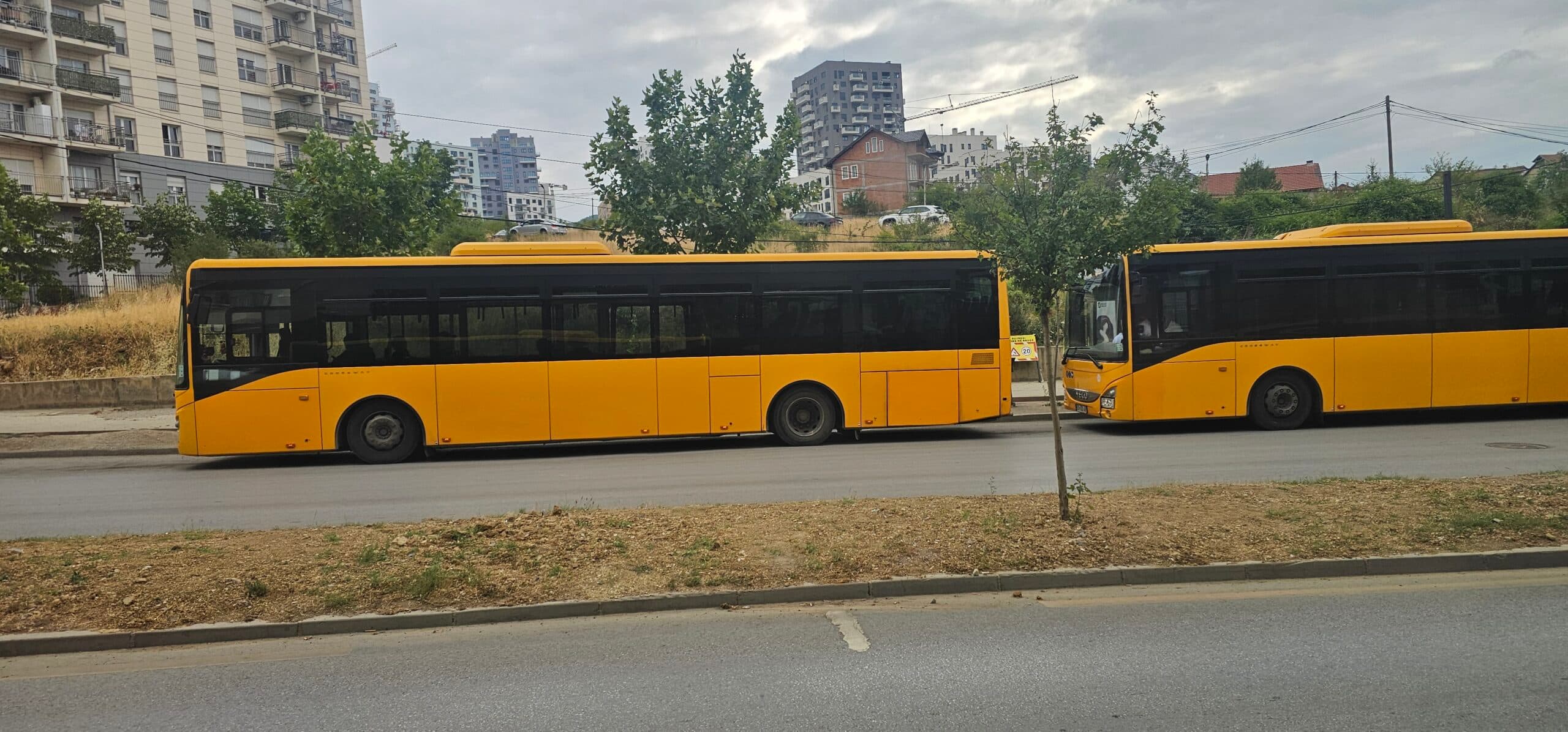 Autobusët e trafikut urban nuk respektojnë orarin e nisjes, qytetarët të revoltuar
