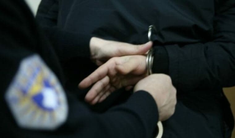 Policia prangosë dy shitblerës të narkotikëve në Fushë-Kosovë