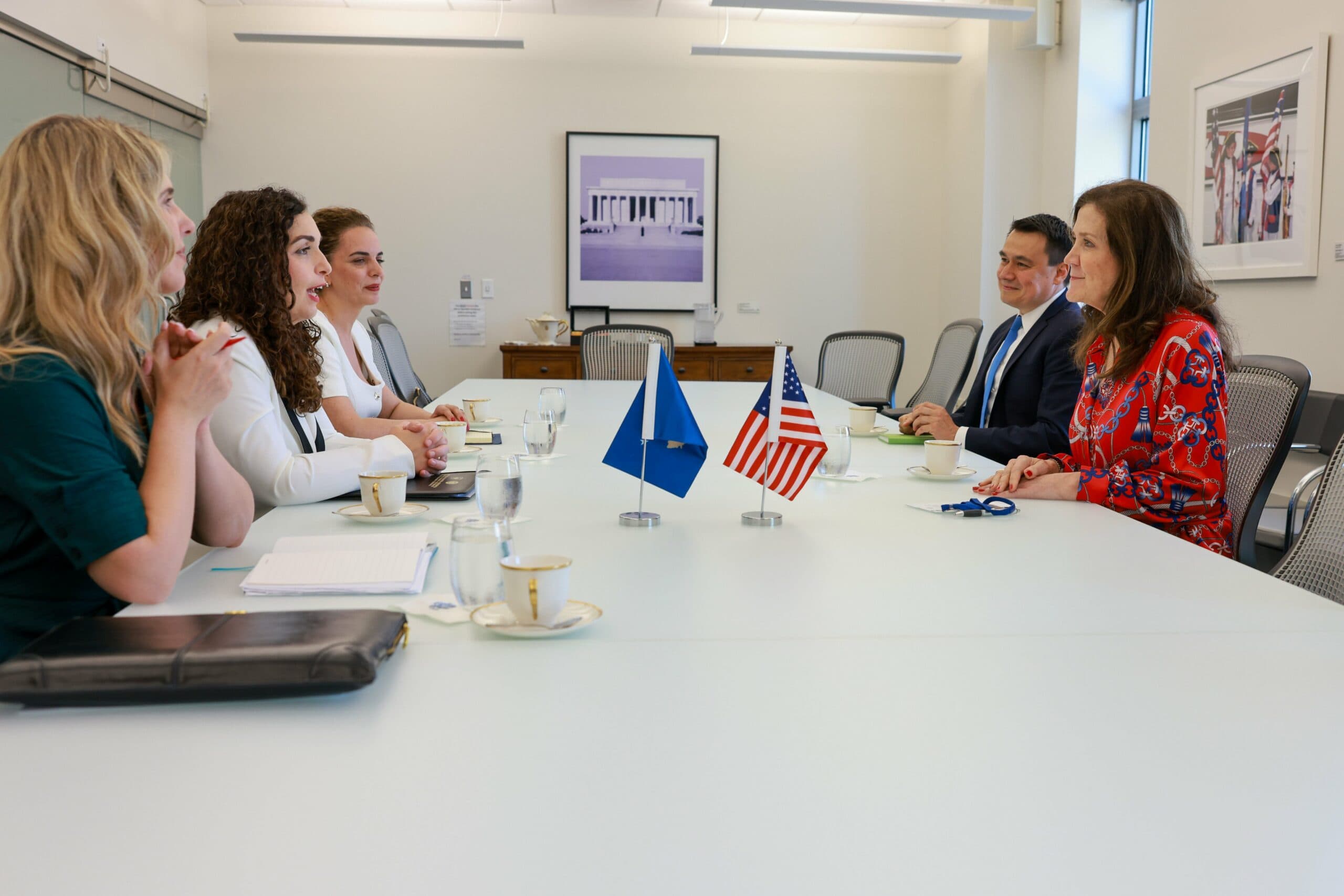 Presidentja Vjosa Osmani takon zyrtar të lartë amerikan: SHBA mbështet njohjen e plotë të Kosovës në OKB