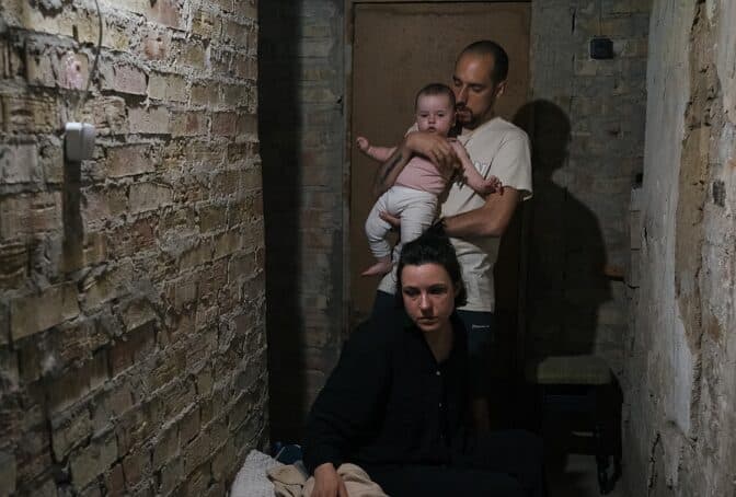 “Është sulm i shpejtë”: Strehimet në Kiev mbushen derisa Rusia intensifikon sulmet ajrore