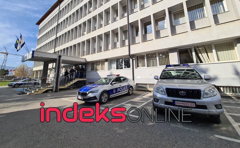 Një qytetar në Ferizaj i bën për spital dy policë, nuk i lejoi t’ia arrestonin djalin