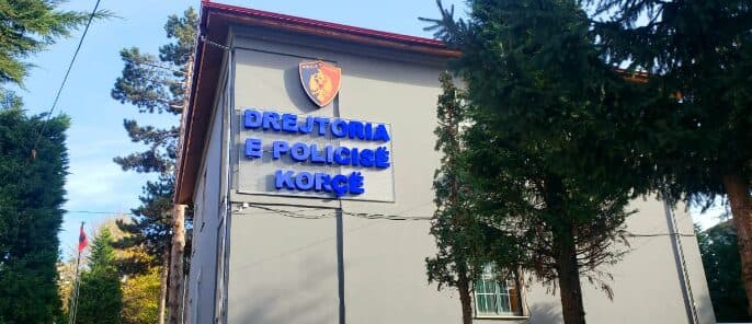 Ndërtoi pa leje në Voskopojë, arrestohet administratori, ndiqen penalisht dy inspektorë
