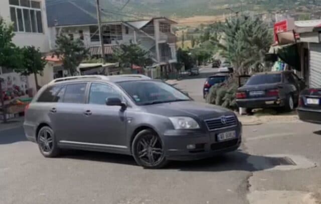 Makinat përplasen kokë më kokë në Bulqizë, dy të lënduar