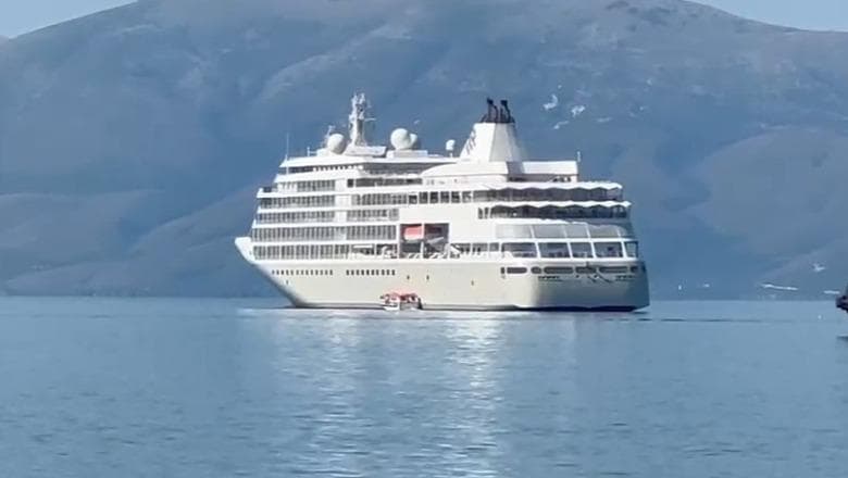 Anija ‘Silver Whisper’ ankorohet në portin e Vlorës, 383 pasagjerë nga SHBA-ja, Kanada-ja e Australia