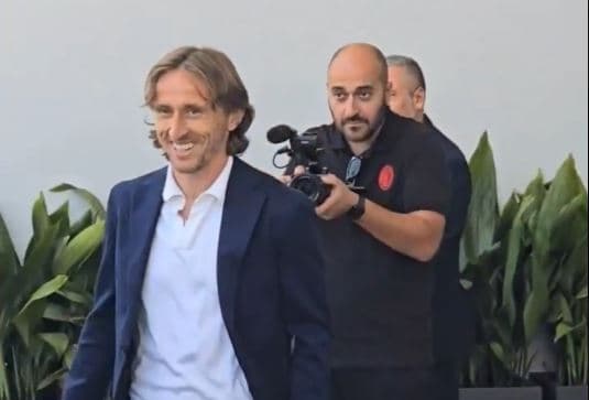 Modriq zbarkon në Itali, gati për të nënshkruar me Milanin