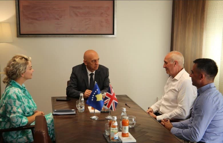Kelmendi e Edwards diskutojnë për bashkëpunimin në lidhje me ekipe hetimore