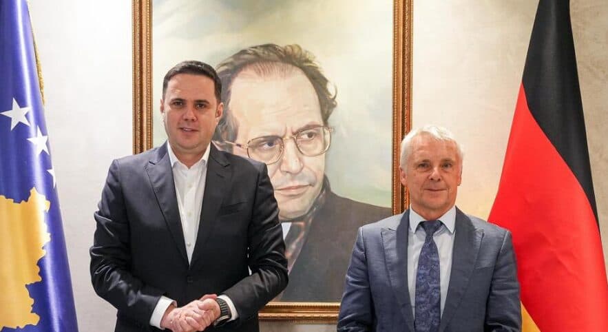 Abdixhiku pret Rohden në selinë e LDK-së: Partia e parë e papërgjegjshme, po e mban peng funksionalizimin e institutucioneve