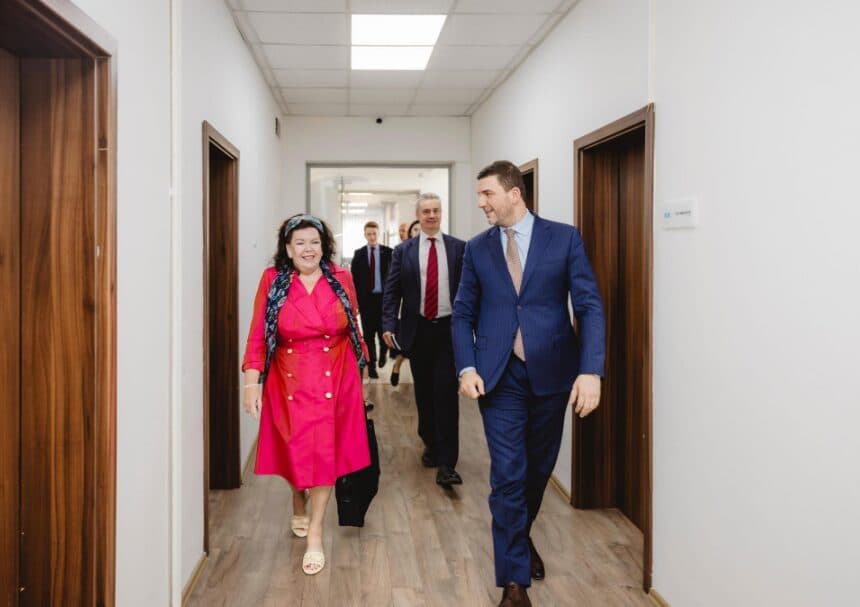 Krasniqi pret në takim të dërguarën e posaçme të Britanisë së Madhe, flasin për krizën institucionale