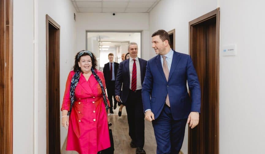 Krasniqi takon përfaqësuesen britanike: Kriza institucionale po e dëmton Kosovën
