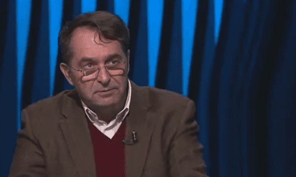 Peci: Qeveria sulmon Gjykatën Speciale për të ruajtur pushtetin, Presidentja e zënë me udhëtime