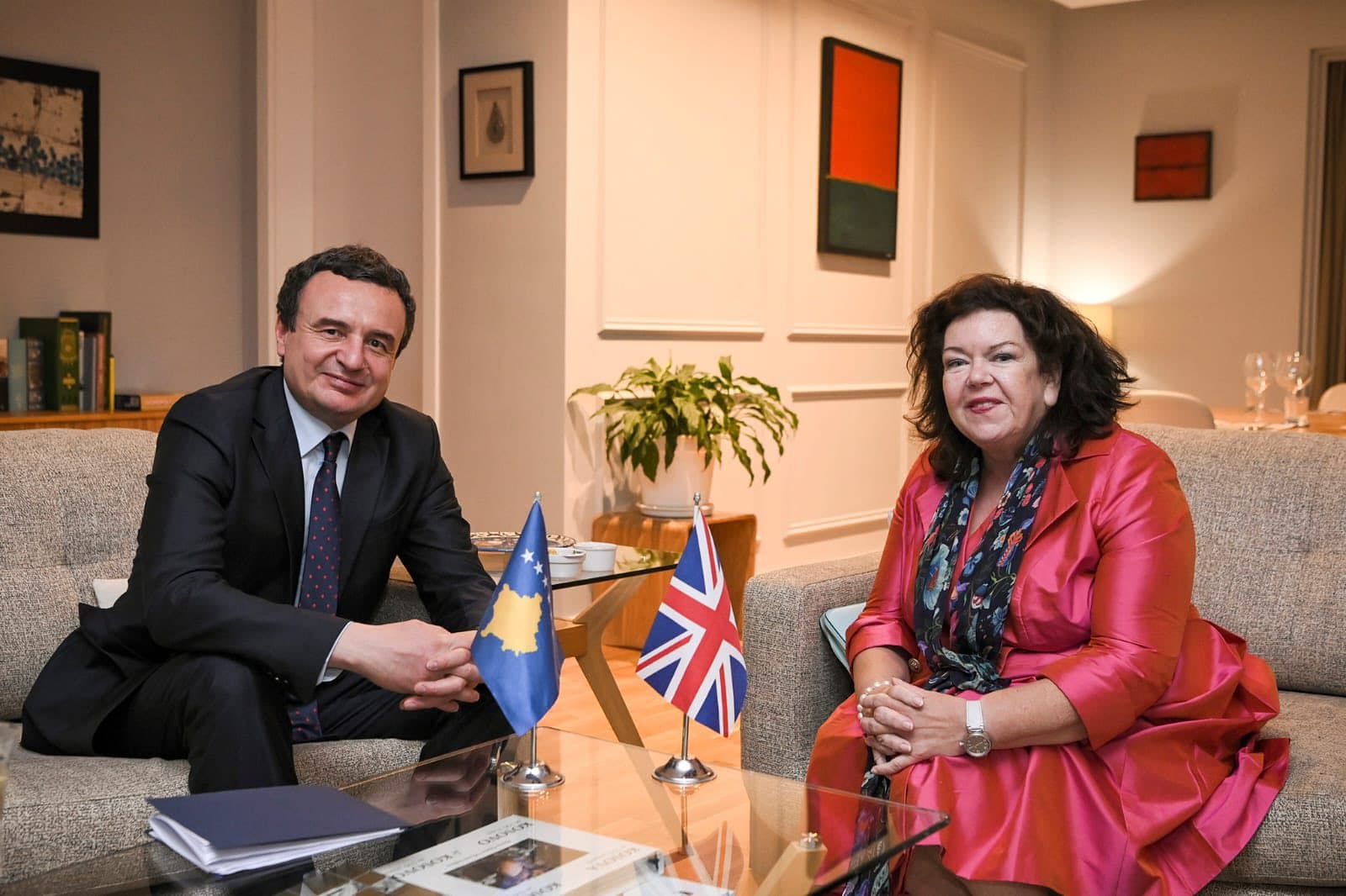 “Formimi urgjent i qeverisë”/ Ambasada britanike tregon arsyen e vizitës së Pierce