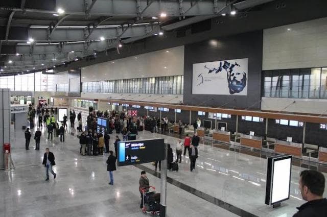 Dogana ndalon kontrabandën në aeroport, udhëtari nga Gjermania mbante orë me vlerë mbi 12 mijë euro