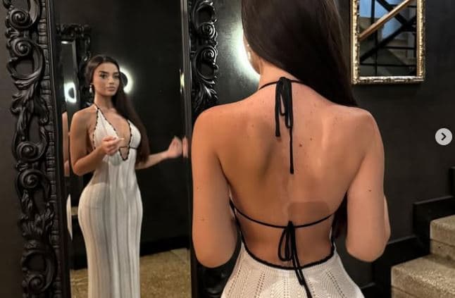 E virgj*ëra e “Për’puthen” flakë në bikine