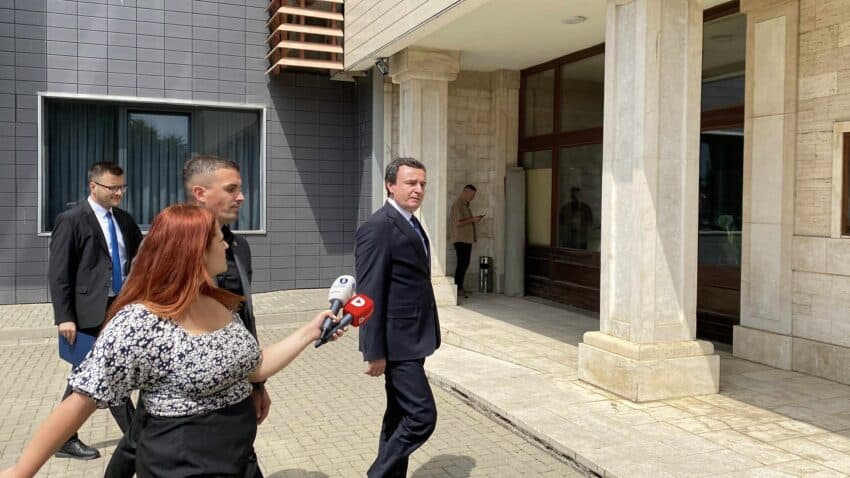 “A ka marrëveshje?” – Kurti pa përgjigje kur pyetet për takimin me Limajn