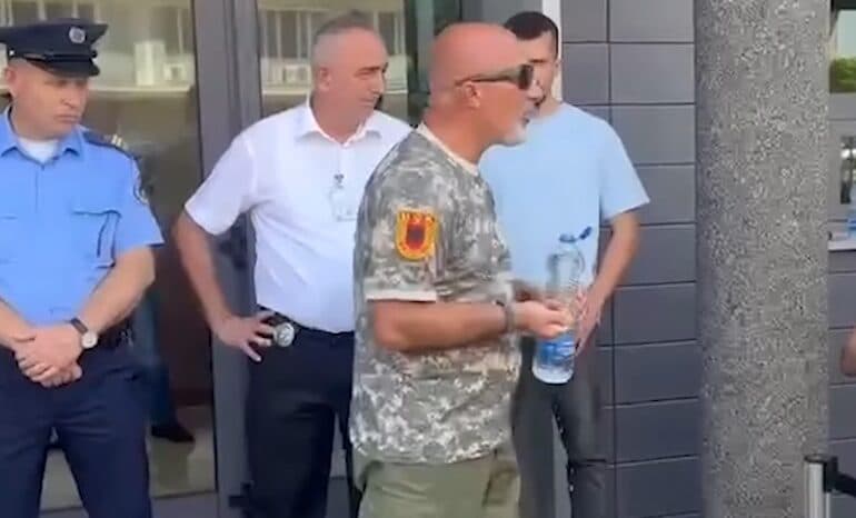 Qytetari me shalqi të Shqipërisë e Greqisë, e spërkat Kuvendin me ujë: E kam marrë nga hoxhallarët