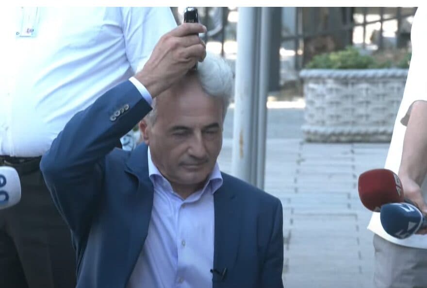 Koci humb durimin, prenë flokët para Kuvendit të Kosovës në shenjë protestë për moskonstituimin e tij