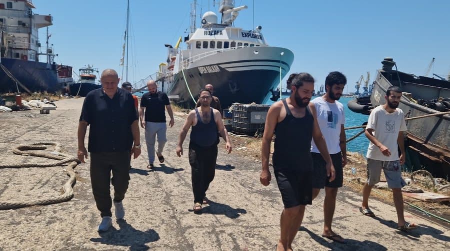 Të bllokuar prej muajsh në Portin e Durrësit, 9 marinarët nuk marrin dot pasaportat