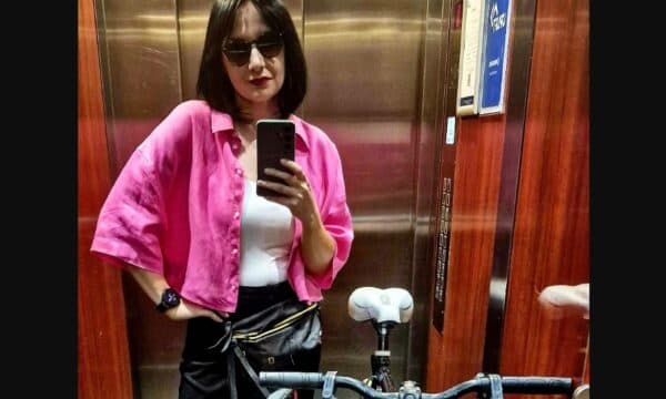 Deputetja Fitore Pacolli provon të frikësoj mediat me “padi” pas raportimeve se edhe burri i saj mori mijëra euro nga shteti