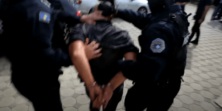 Policia me aksion në Gjakovë, arreston dy persona për mbajtje dhe kontroll të paautorizuar të armëve
