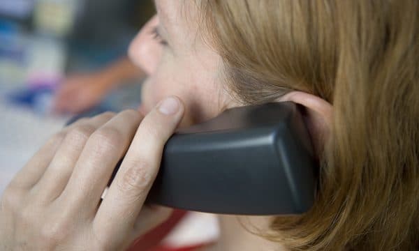 Ndodh në Deçan: Gruaja kërcënon dhe ngacmon dy burra në telefon, më pas e sulmon fizikisht njërin