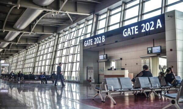 Një shtetase turke me fëmijën e saj ndalohen në Aeroportin e Prishtinës, dyshohet se paraqiti pasaportat fallse