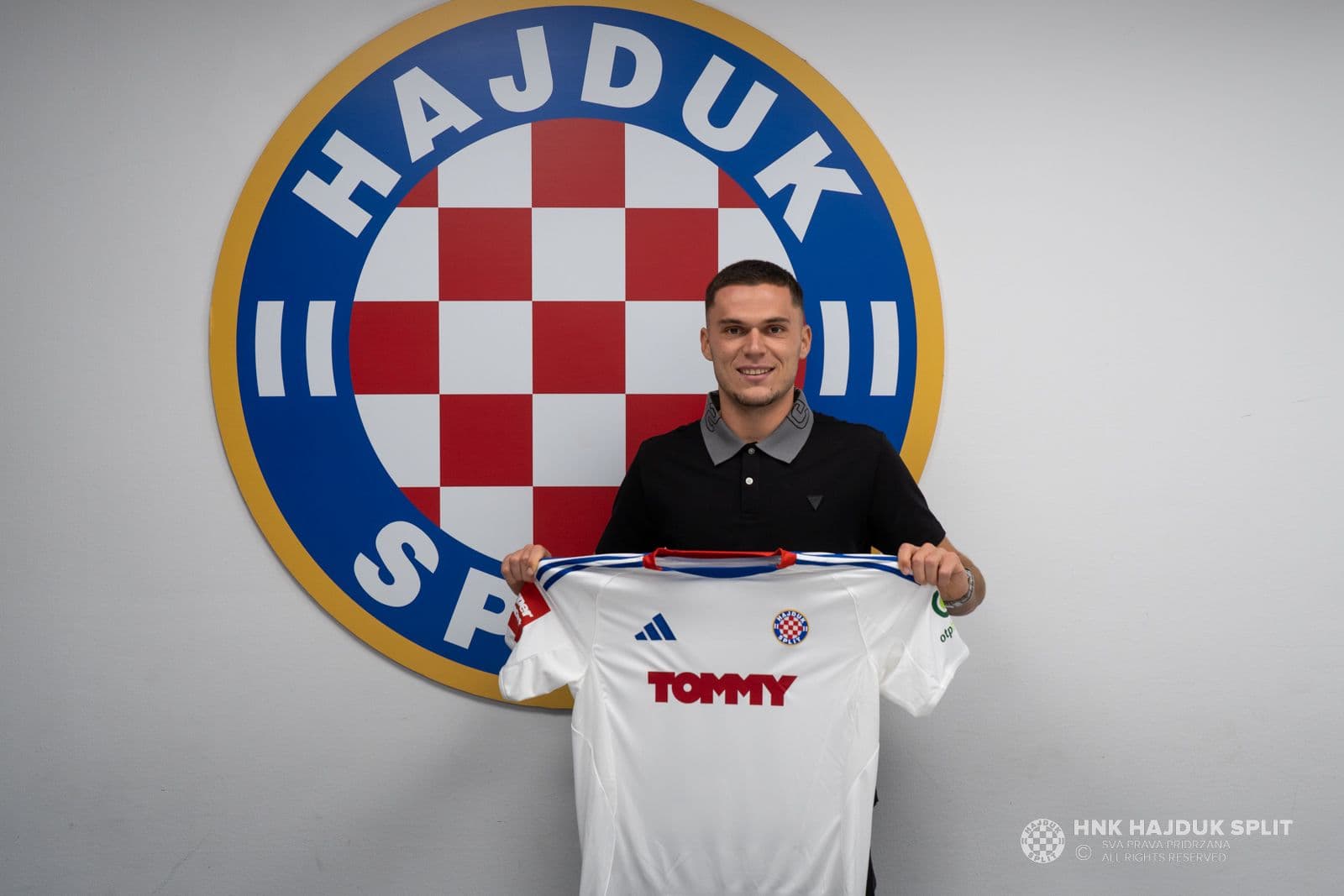 Zyrtare: Ron Raçi lojtari më i ri i Hajduk Splitit