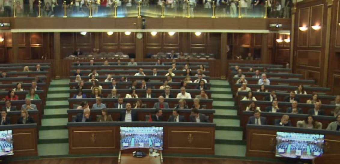 Kosova zyrtarisht në “mjegull institucionale” – Nuk konstituohet Kuvendi as në tentimin e 54-të, Parlamenti hyn në pauzën e Kushtetueses