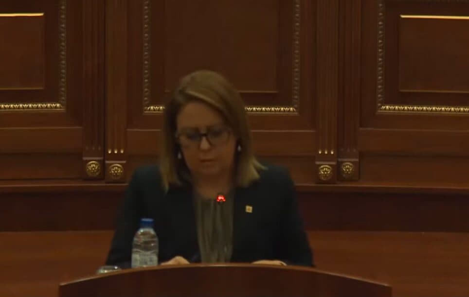 “Ju jeni frikacakë”, Bajrami foli pasi Dehari ia ndali mikrofonin, u përplas me deputetët e VV-së