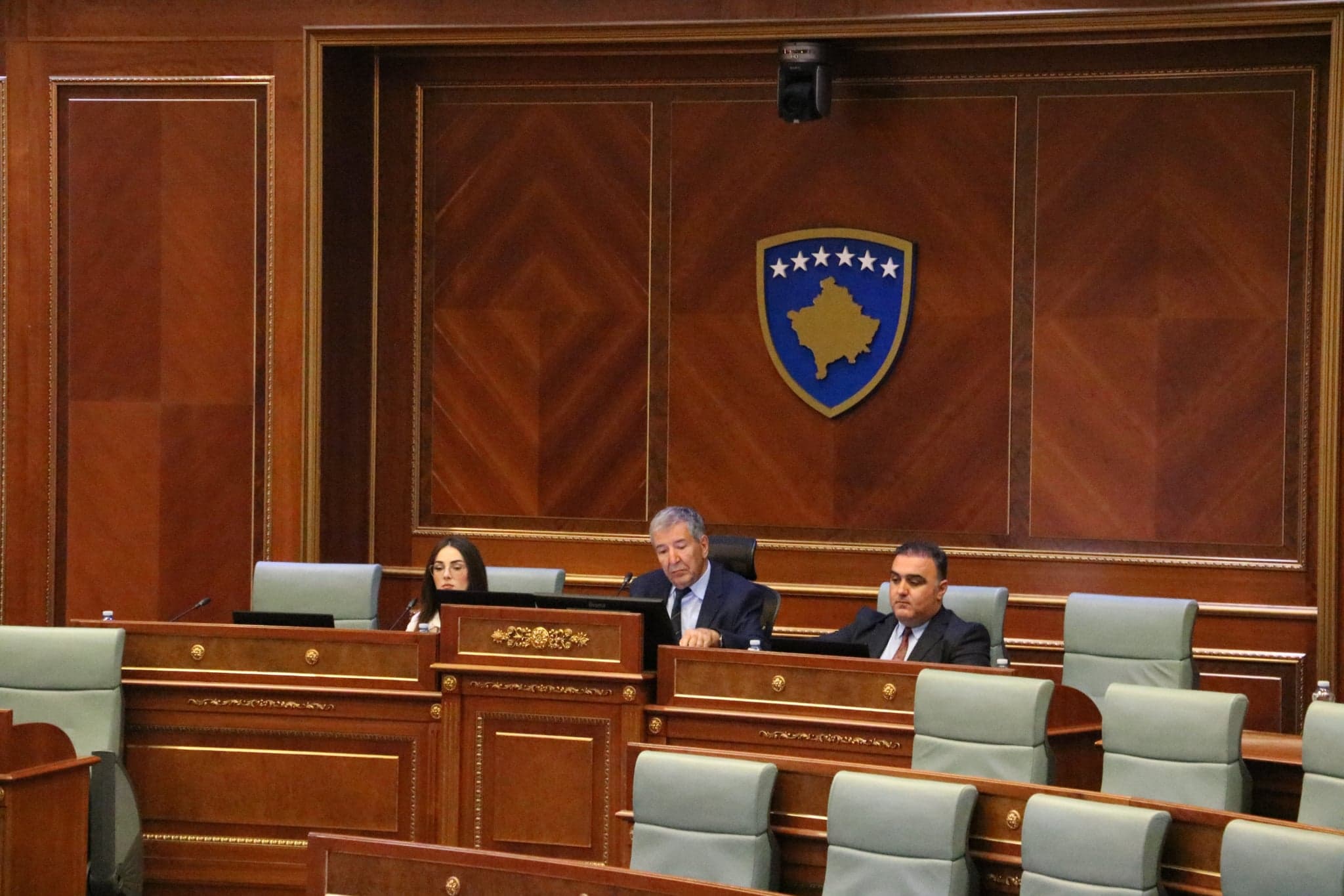 Dështon edhe farsa e fundit në Kuvend, Kurti s’i ka 61 vota, nga nesër në fuqi ndalesa e Gjykatës për deputetët