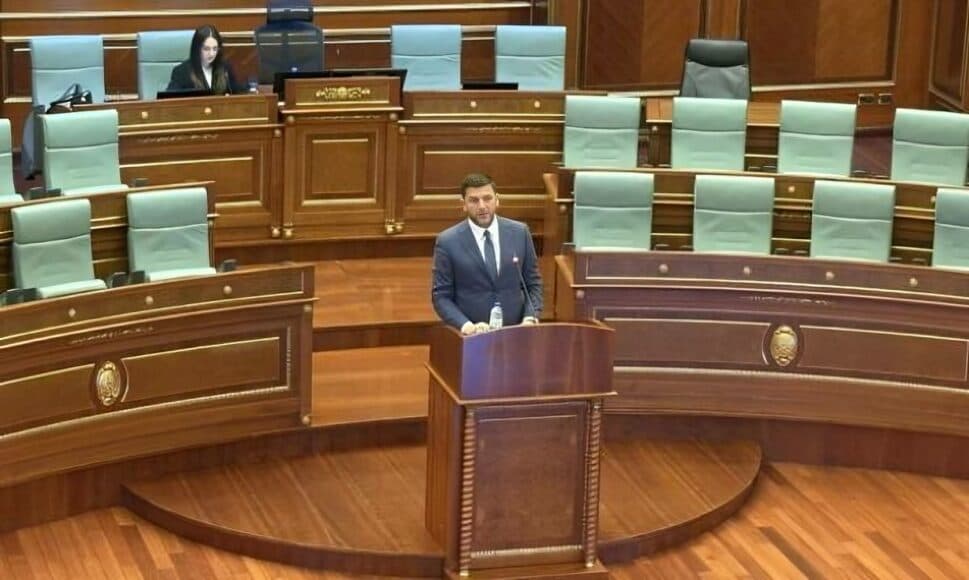 Krasniqi: Kryeneçësia e Kurtit po e çon Kosovën drejt humnerës – vendi pa institucione, pa miq e pa busull – fjalimi i plotë