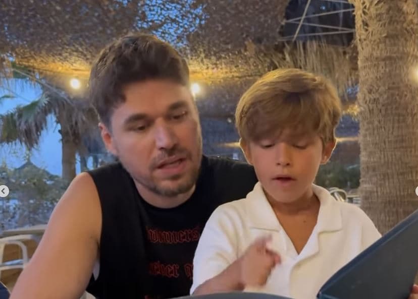 “Me dashuritë e mia”, Alban Skenderaj ‘shkrin’ zemrat e fansave
