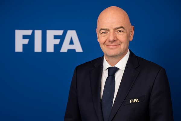 FIFA akuzon sindikatën e lojtarëve për shantazh dhe mashtrim