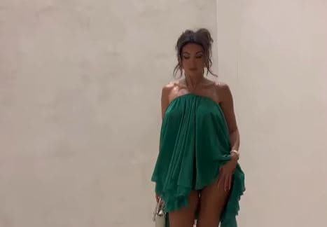 Nora ‘shpërthen’ në fustan të shkurt, më seksi se kurrë