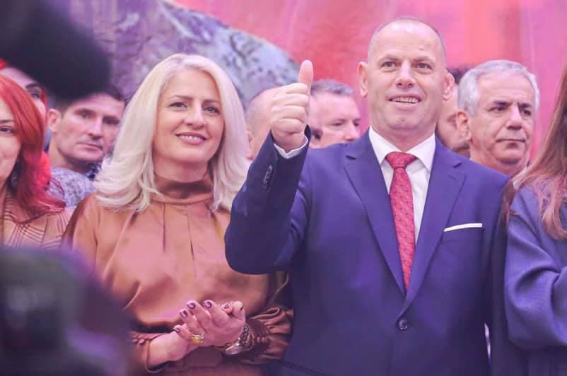 “Nuk është i shitshëm”, reagon gruaja e Ramiz Lladrovcit pasi ky i fundit nuk u kandidua për kryetar të Drenasit
