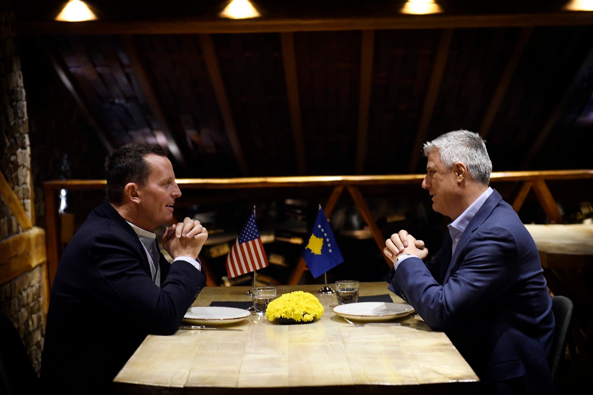 Grenell: E turpshme që Hashim Thaçi po mbahet në burg, Haga është e rrënuar