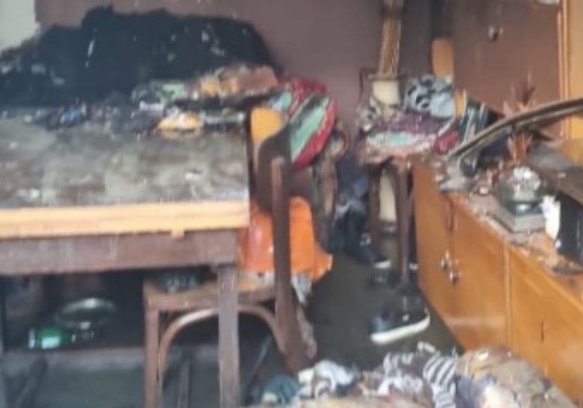 Shpërthen zjarr në një banesë në Pogradec, vdes një 52-vjeçare