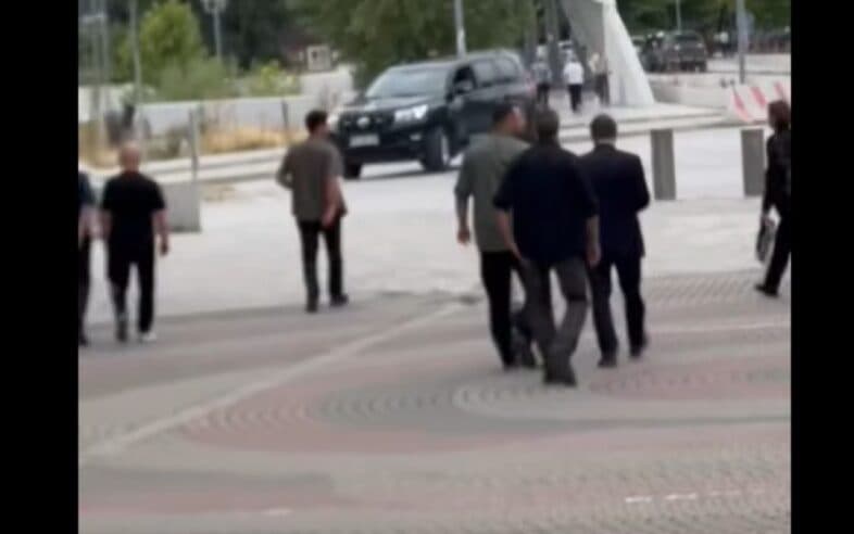 Zotëriu i parë për vizitë në veri të vendit, shumë roja kujdesen për sigurinë e tij