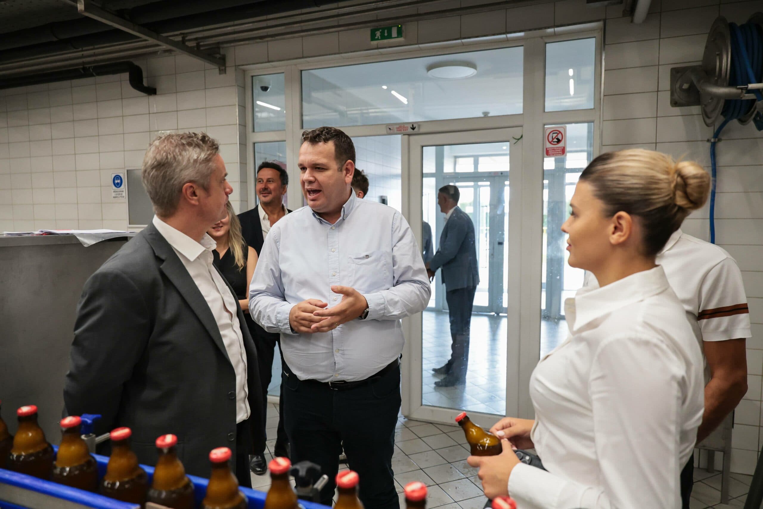 Ambasadori i Mbretërisë së Bashkuar viziton fabrikën e Birra Peja: Një model i suksesit teknologjik në rajon