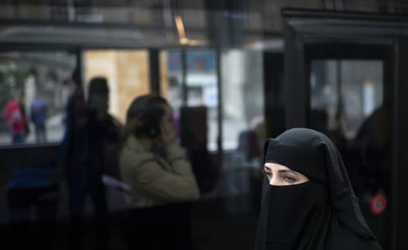 Doli me niqab në vend publik, gjobitet kosovarja në Bernë