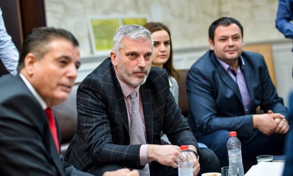 Mujka që sot nënshkroi largimin e veteranit të UÇK-së nga puna, ishte arrestuar për korrupsion kur ishte nënkryetar i Mitrovicës