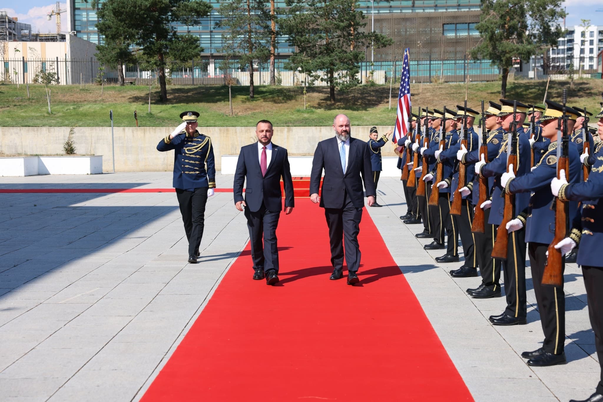 Maqedonci me pritje zyrtare për zyrtarin amerikan të Mbrojtjes: Me SHBA-në, Kosova forcon sigurinë dhe rolin rajonal