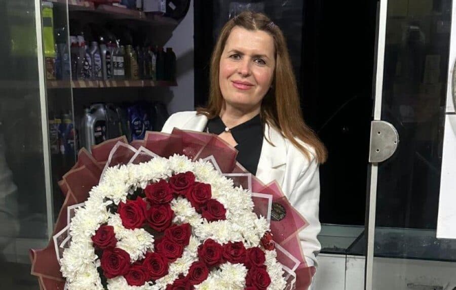 Djali e godet 7 herë me thikë nënën në Dibër, 50-vjeçarja dërgohet në Spitalin e Traumës